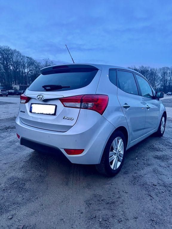 Gebraucht Hyundai i20 Comfort 150 PS (110 kW) 2011 Silber Limousine