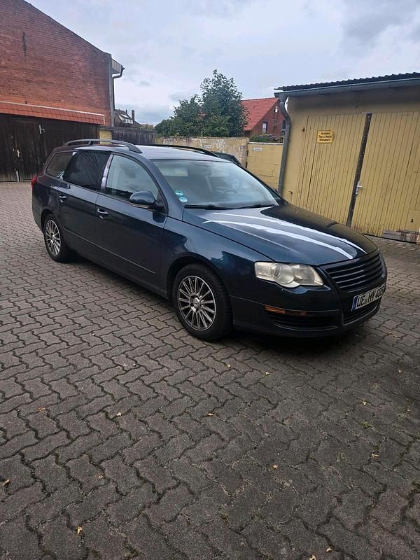 Blau Gebraucht 2006 VW Passat Kombi | 1.200 € (Superpreis) - Bild 1/3