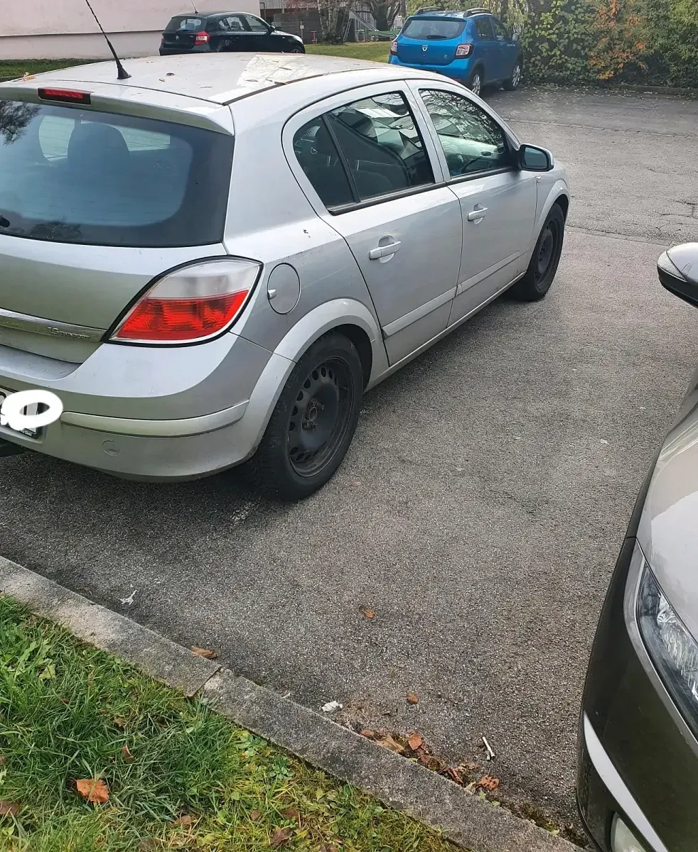 Używany Opel Astra 105 KM (77 kW) 2007 Srebrny Sedan/Limuzyna