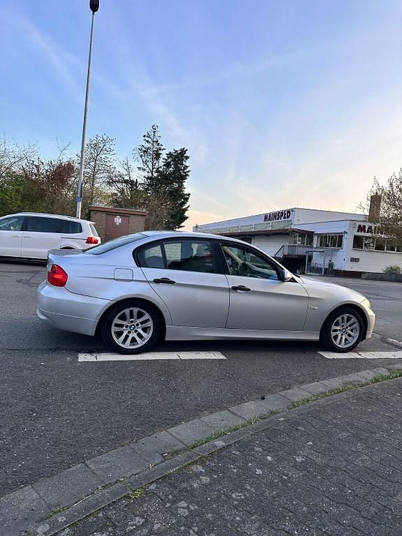 Gebraucht BMW 320 150 PS (110 kW) 2005 Grau Limousine