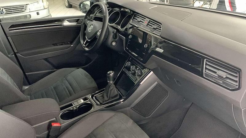 Gebraucht VW Touran Highline 150 PS (110 kW) 2019 Atlantik blue metallic Van / Kleinbus
