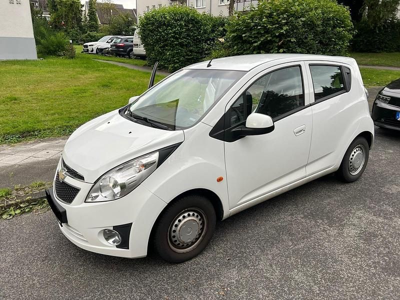 Weiß Gebraucht 2010 Chevrolet Spark Kleinwagen | 4.249 € (Teuer) - Bild 1/4
