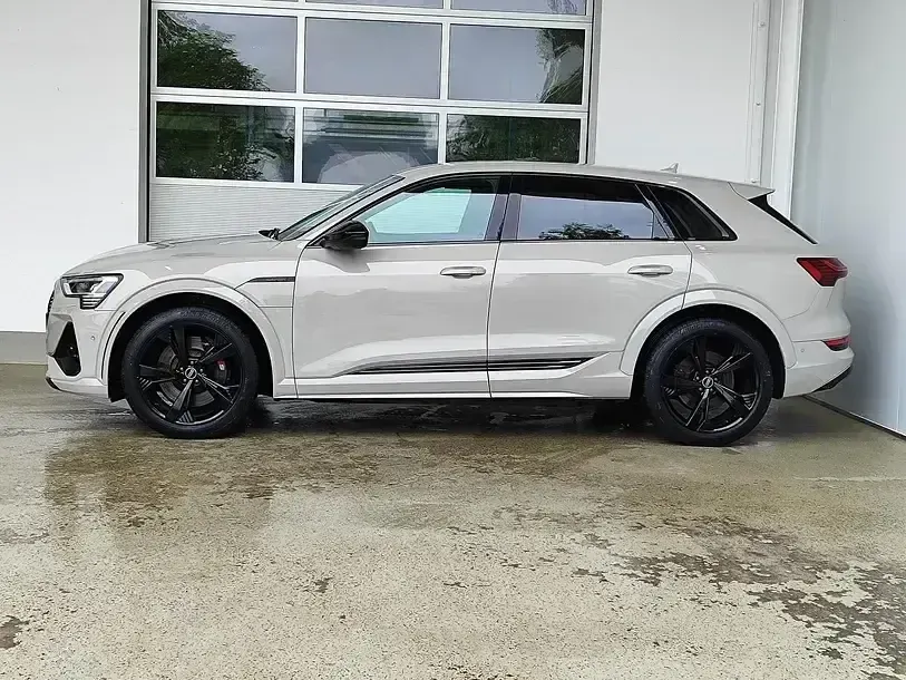 Second-hand Audi e-tron Ambiente 369 kW (503 CP) 2022 Bej SUV
