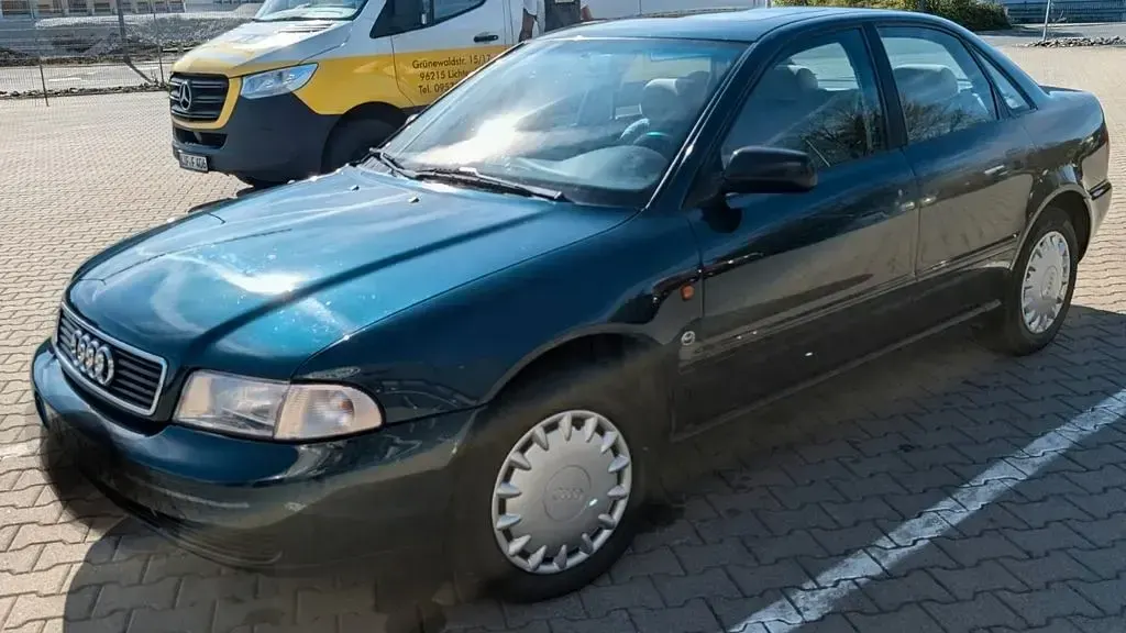 Używany Audi A4 101 KM (74 kW) 1995 Zielony Sedan/Limuzyna