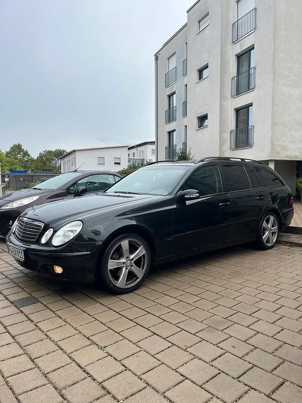 Schwarz Gebraucht 2004 Mercedes E220 Kombi | 3.200 € (Fairer Preis) - Bild 1/4