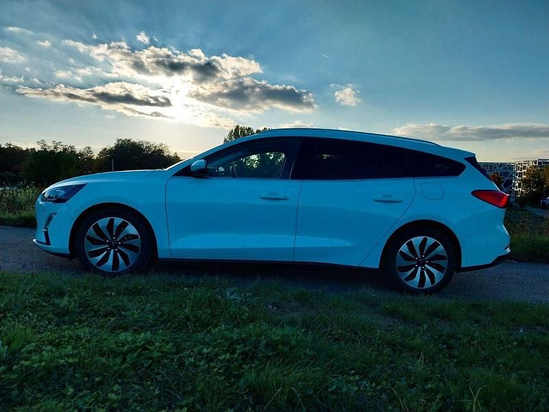 Weiß Gebraucht 2019 Ford Focus ST-Line Kombi | 13.900 € (Fairer Preis) - Bild 1/4