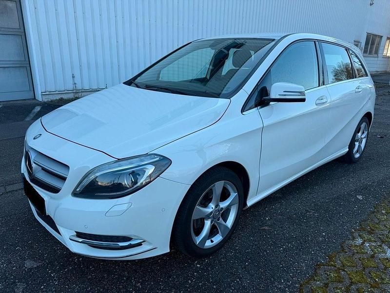 Gebraucht Mercedes B180 122 PS (89 kW) 2013 Weiß Van / Kleinbus