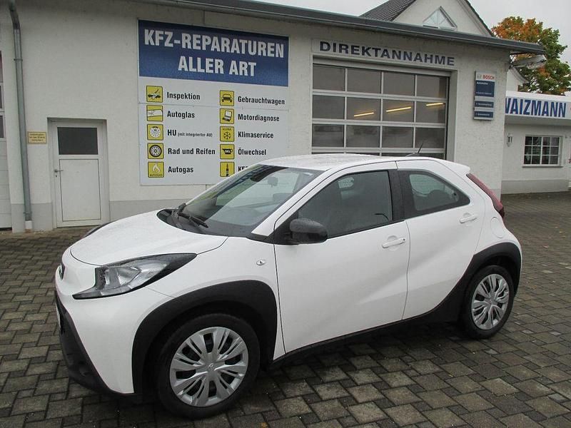 Weiß Gebraucht 2022 Toyota Aygo X-play Kleinwagen | 11.900 € (Guter Preis) - Bild 1/4