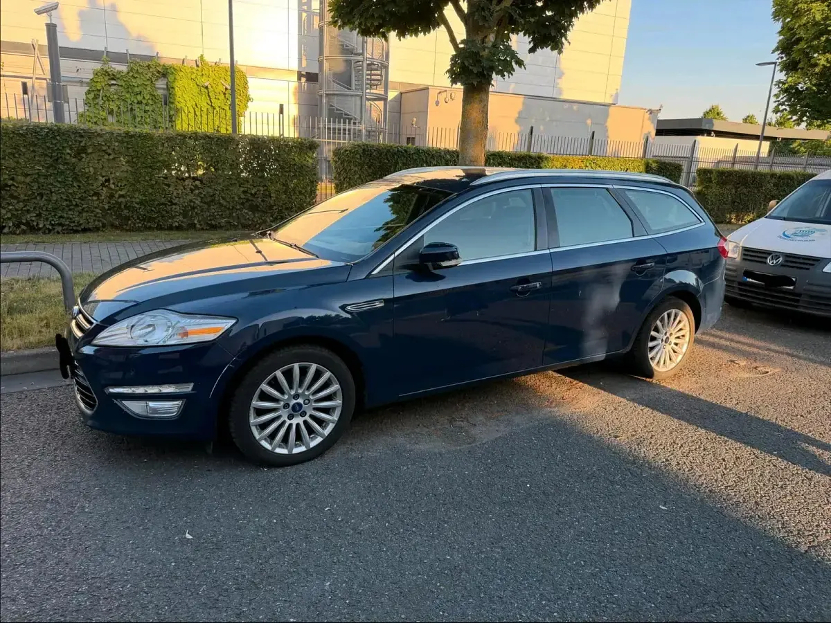 Gebraucht Ford Mondeo 140 PS (102 kW) 2014 Blau Kombi