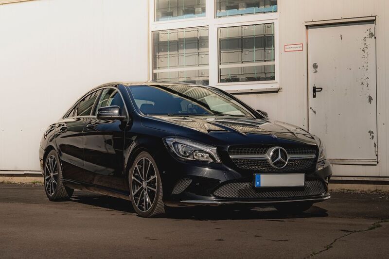 Schwarz Gebraucht 2016 Mercedes CLA180 Limousine | 15.499 € (Fairer Preis) - Bild 1/4