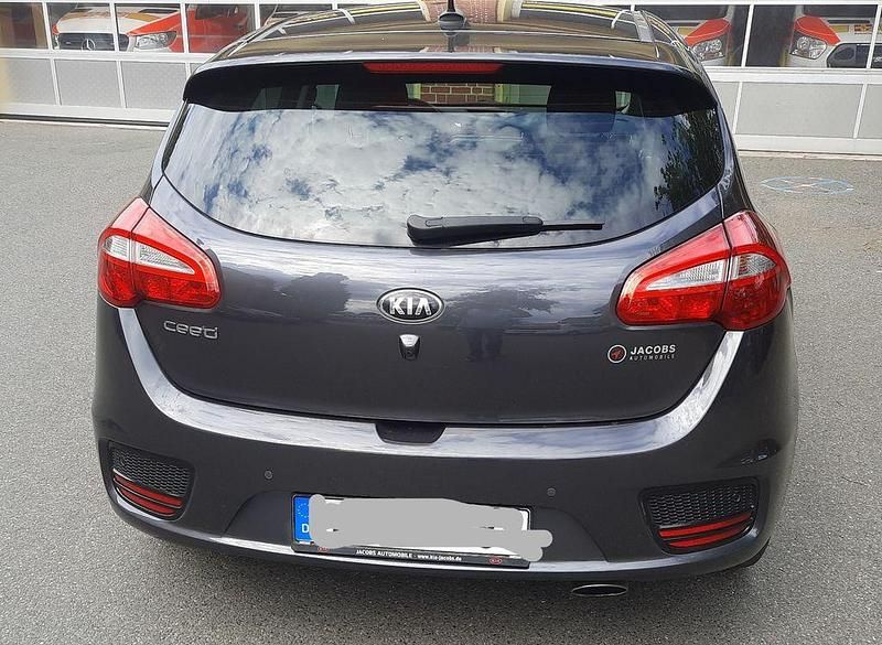 Gebraucht Kia Ceed Spirit 135 PS (99 kW) 2017 Grau Kleinwagen