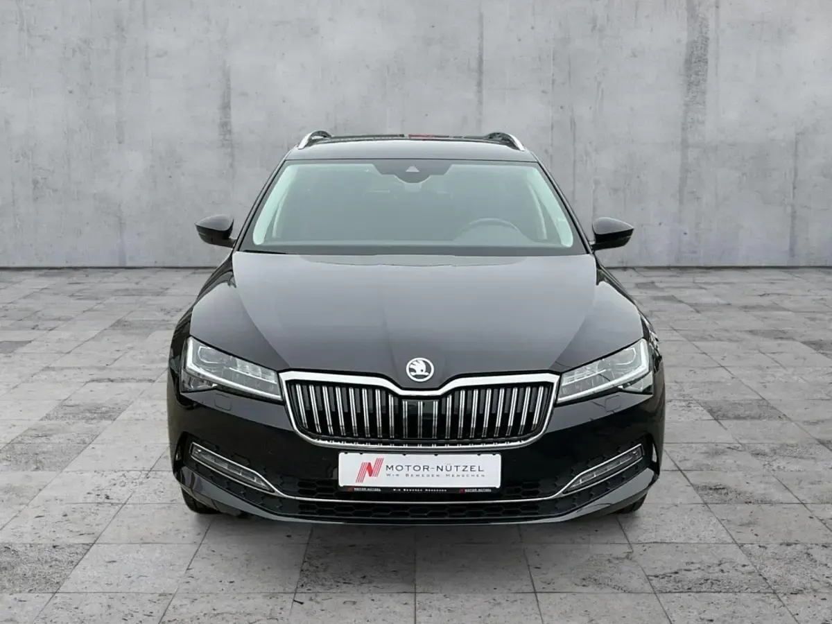 Gebraucht Skoda Superb Style 150 PS (110 kW) 2023 Blackmagic perleffekt Kombi