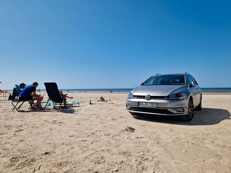 Silber Gebraucht 2018 VW Golf VII Highline Kombi | 15.400 € (Fairer Preis) - Bild 1/4