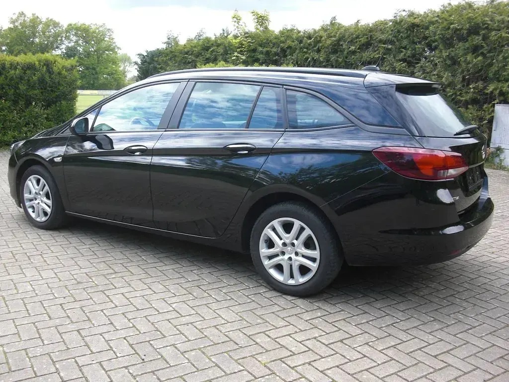 Używany Opel Astra Edition 105 KM (77 kW) 2022 Czarny Hatchback
