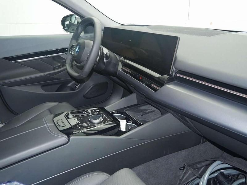 Gebraucht BMW 530e 299 PS (219 kW) 2024 Sophistograu brillanteffekt Limousine