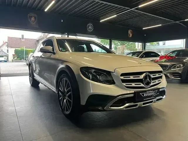 Gebraucht Mercedes E400 Avantgarde 340 PS (250 kW) 2020 Weiß Limousine