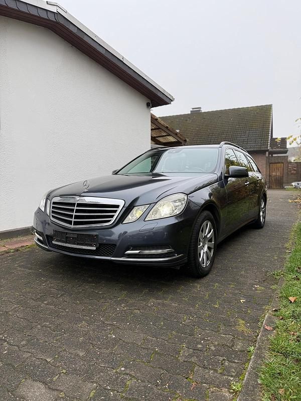 Grau Gebraucht 2010 Mercedes E220 Kombi | 5.390 € (Guter Preis) - Bild 1/4