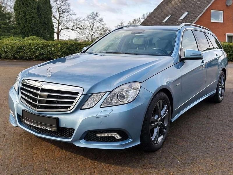 Gebraucht Mercedes E200 184 PS (135 kW) 2009 Blau Kombi