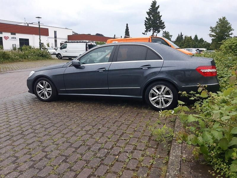 Gebraucht Mercedes E200 Avantgarde 136 PS (100 kW) 2012 Grau Limousine
