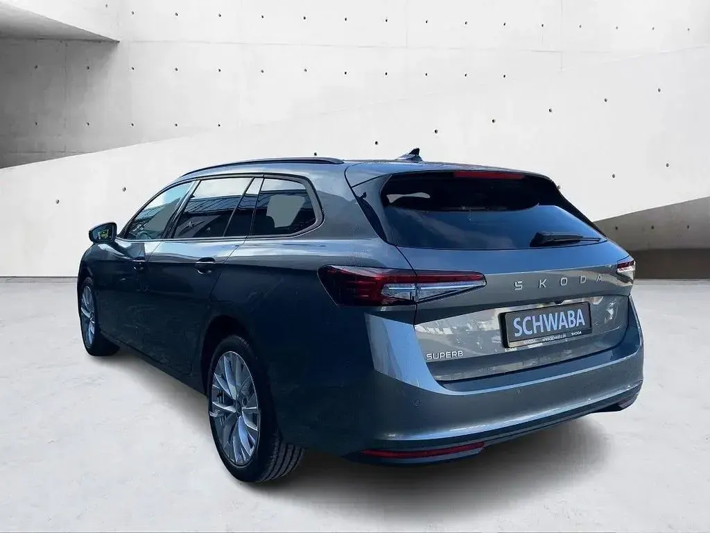 Neu Skoda Superb SportLine 150 PS (110 kW) 2026 Graphitegrau metallic Kombi
