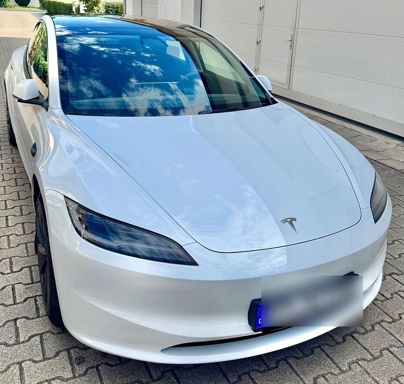 Weiß Gebraucht 2023 Tesla Model 3 Limousine | 41.990 € - Bild 1/4