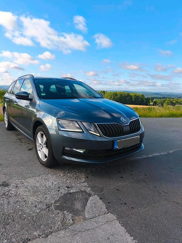 Grau Gebraucht 2018 Skoda Octavia Kombi | 10.999 € (Superpreis) - Bild 1/4