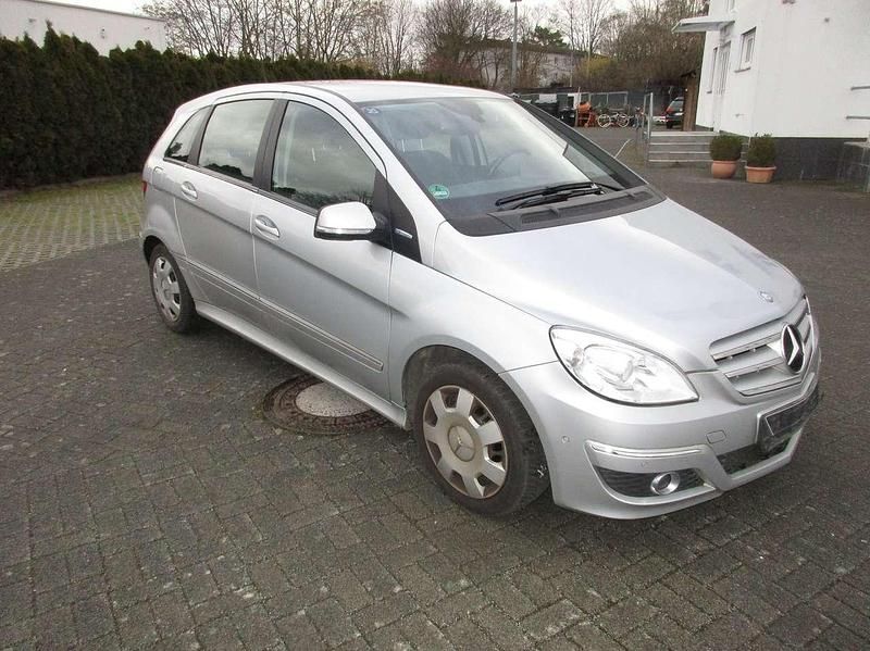 Gebraucht Mercedes B180 116 PS (85 kW) 2011 Polarsilber  metalliclack Van / Kleinbus