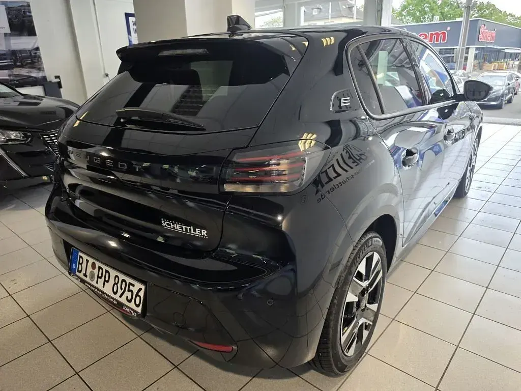 Neu Peugeot e-208 Allure 114 kW (156 PS) 2025 Schwarz Kleinwagen