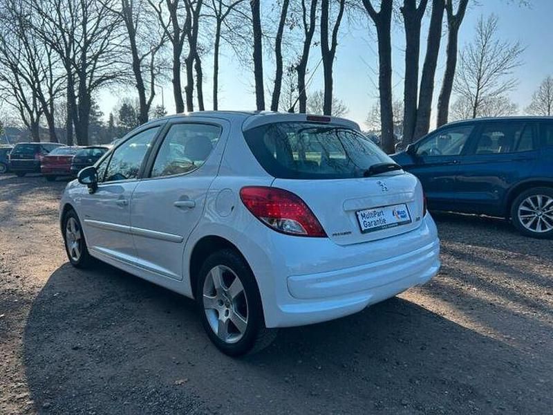Gebraucht Peugeot 207 Forever 92 PS (67 kW) 2012 Weiß Limousine