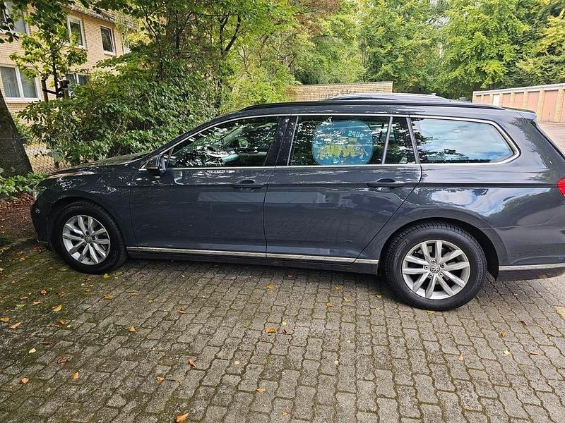 Grau Gebraucht 2017 VW Passat Comfortline Kombi | 14.999 € (Guter Preis) - Bild 1/4
