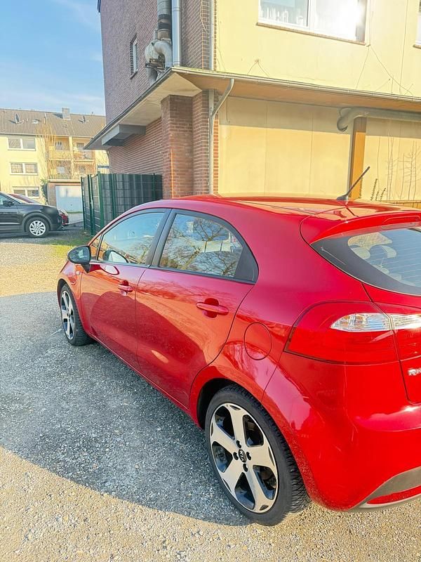 Gebraucht Kia Rio 86 PS (63 kW) 2012 Rot Limousine