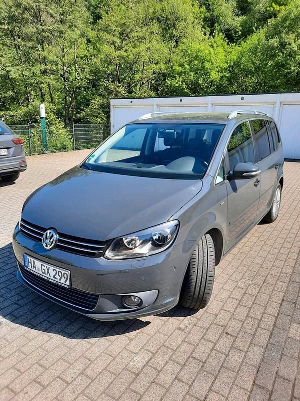 Grau Gebraucht 2015 VW Touran Cup Van / Kleinbus | 9.000 € (Fairer Preis) - Bild 1/4