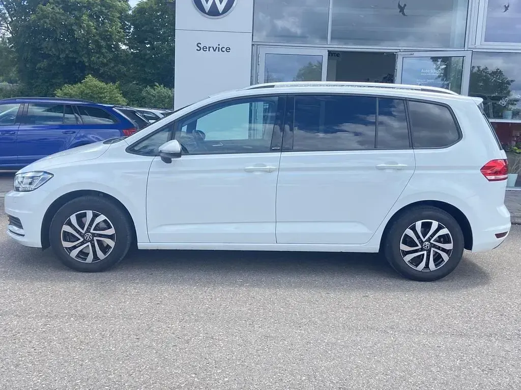 Gebraucht VW Touran Active 150 PS (110 kW) 2023 Pure white Van / Kleinbus