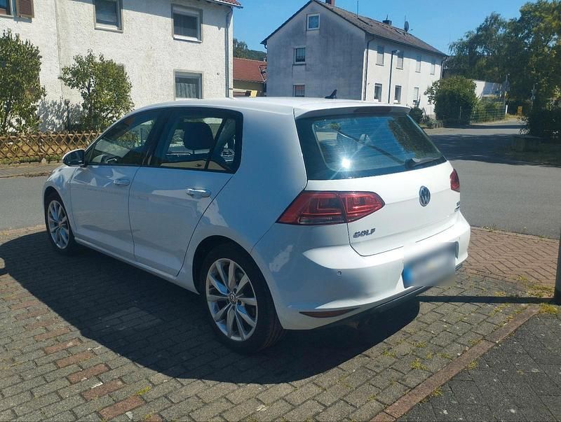 Gebraucht VW Golf VII 125 PS (91 kW) 2016 Weiß Kleinwagen