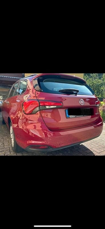 Gebraucht Fiat Tipo 95 PS (69 kW) 2017 Rot Kombi