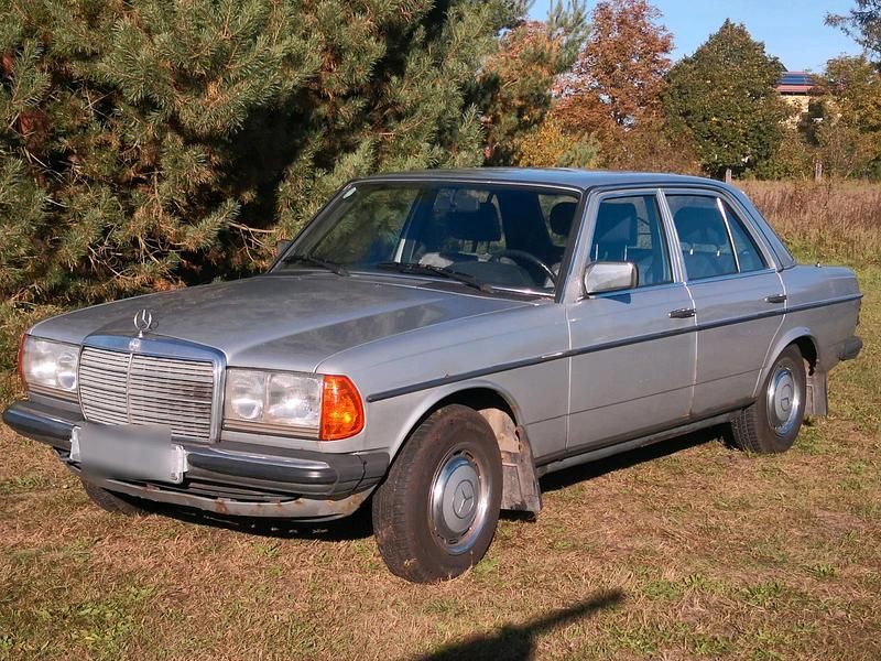 Silber Gebraucht 1982 Mercedes E230 Limousine | 5.600 € - Bild 1/4