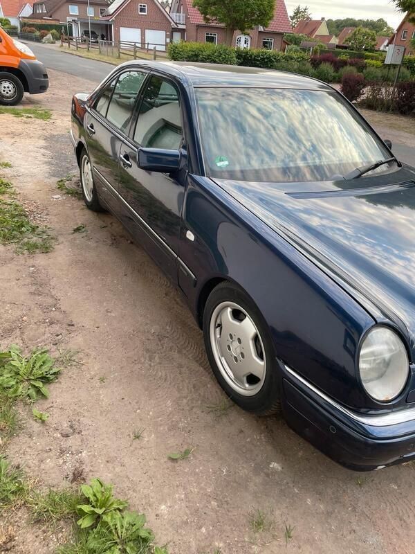 Blau Gebraucht 1997 Mercedes E420 Limousine | 3.950 € - Bild 1/4