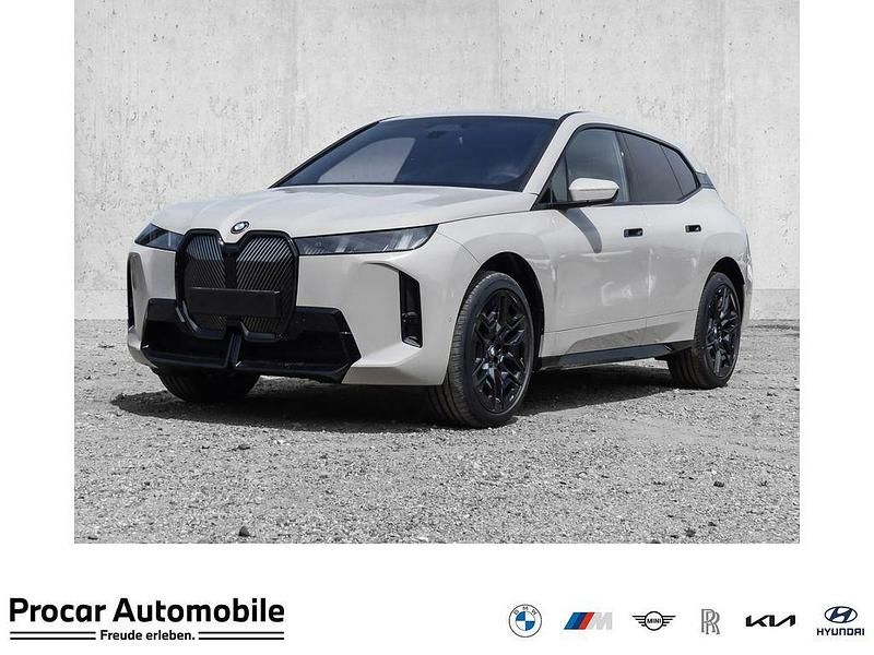 Dune grey metallic Neu 2025 BMW iX M Sport SUV | 99.970 € (Guter Preis) - Bild 1/4