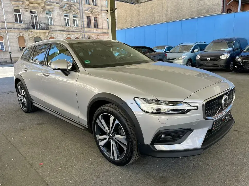 Second-hand Volvo V60 CC Plus 197 CP (144 kW) 2023 Argintiu Break