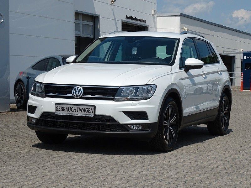 Oryxweiß perlmutteffekt (metallic) Gebraucht 2018 VW Tiguan Sound SUV | 21.990 € (Guter Preis) - Bild 1/4