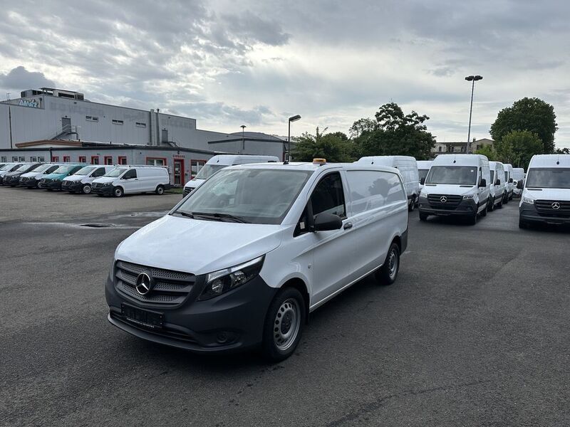 Arktikweiss Gebraucht 2018 Mercedes Vito Van / Kleinbus | 27.846 € (Fairer Preis) - Bild 1/4