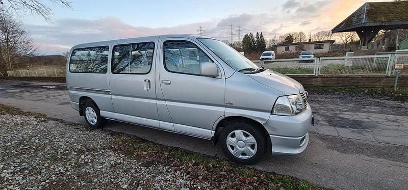 Silber Gebraucht 2008 Toyota HiAce Van / Kleinbus | 10.500 € (Etwas zu teuer) - Bild 1/4