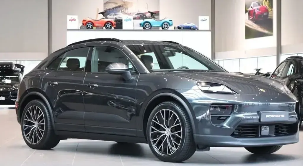 Gebraucht Porsche Macan 4 Electric 300 kW (408 PS) 2026 Vulkangrau SUV