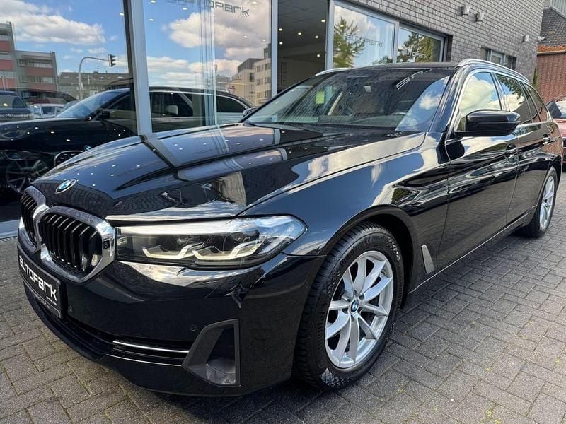 Schwarz ii Gebraucht 2021 BMW 520 Sport Line Kombi | 23.990 € (Guter Preis) - Bild 1/4