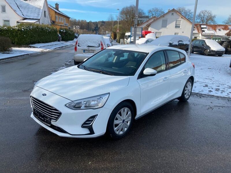 Weiß Gebraucht 2018 Ford Focus Trend Limousine | 10.290 € (Teuer) - Bild 1/4
