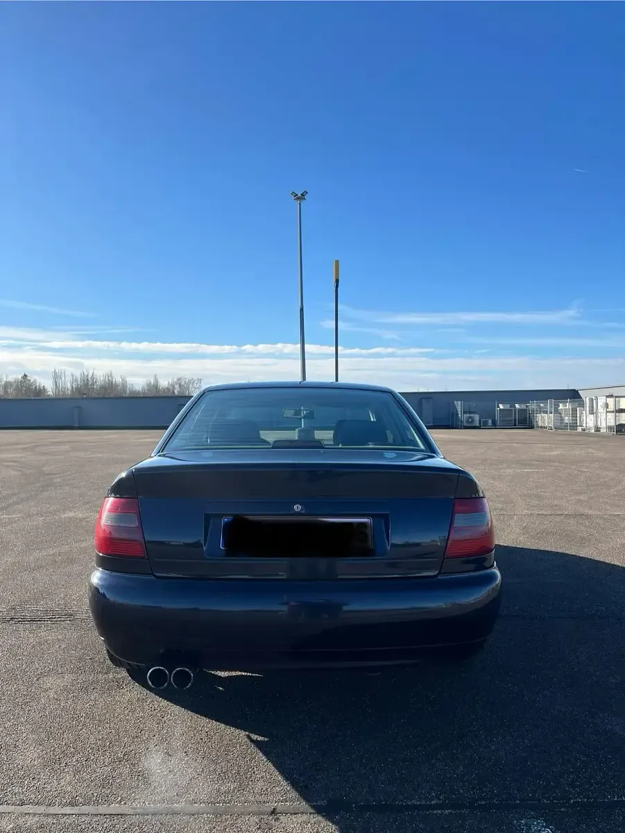 Używany Audi A4 110 KM (80 kW) 1996 Niebieski Sedan/Limuzyna