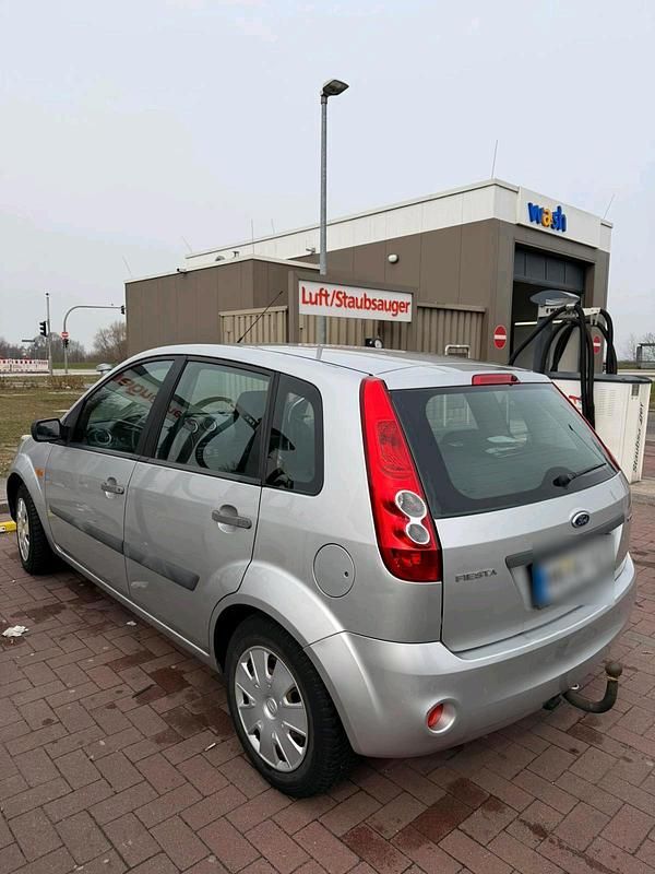 Gebraucht Ford Fiesta 90 PS (66 kW) 2009 Silber Kleinwagen