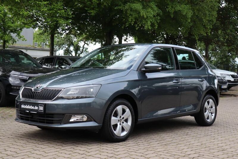 Grau Gebraucht 2015 Skoda Fabia Style Limousine | 9.889 € (Fairer Preis) - Bild 1/4