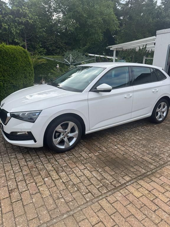Weiß Gebraucht 2019 Skoda Scala Drive Kleinwagen | 16.500 € (Guter Preis) - Bild 1/4