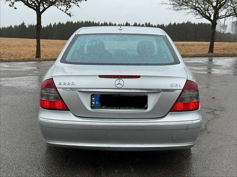 Gebraucht Mercedes E220 Avantgarde 170 PS (125 kW) 2007 Silber Limousine